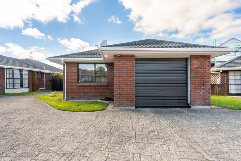 Photo of property in 2/41 Athlone Crescent, Avalon, Lower Hutt, 5011