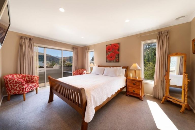 Photo of property in 14 Milward Place, Kelvin Heights, Queenstown, 9300