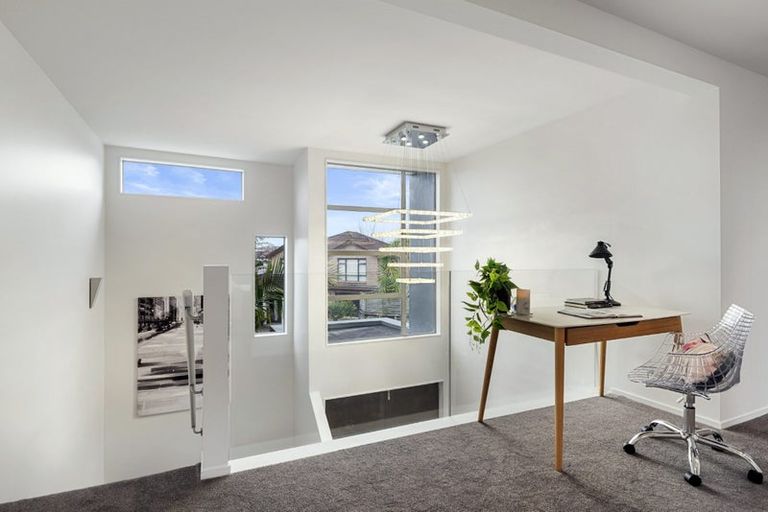 Photo of property in 14 Ilam Lane, Fairview Heights, Auckland, 0632