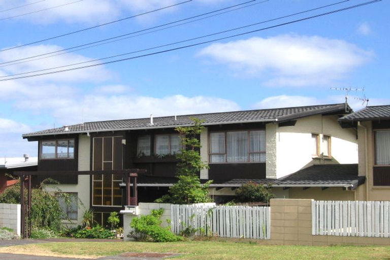 Photo of property in 2/9 Hadfield Street, Beach Haven, Auckland, 0626