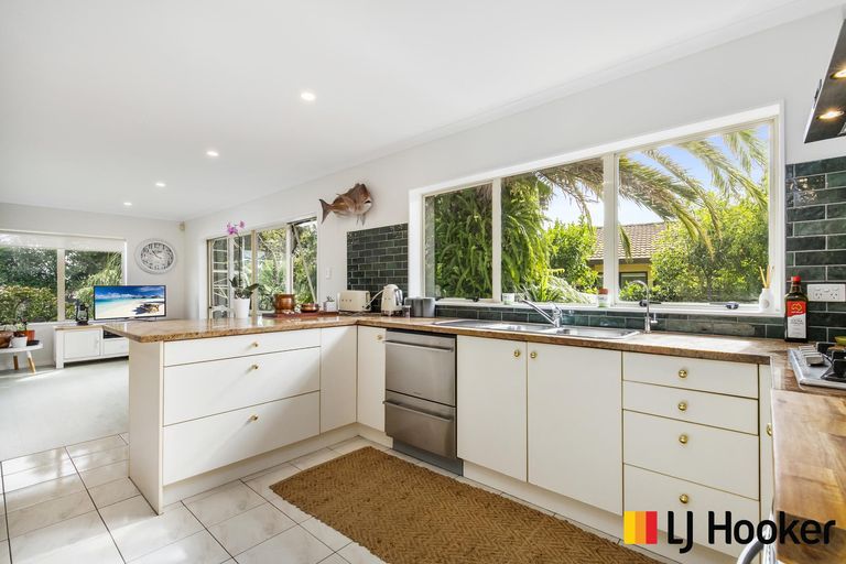 Photo of property in 12 Tington Avenue, Wattle Downs, Auckland, 2103