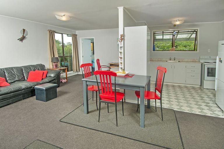 Photo of property in 5 Glucina Place, Glen Eden, Auckland, 0602