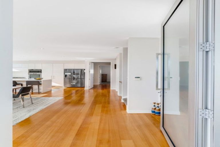 Photo of property in 33 Luplau Crescent, Cockle Bay, Auckland, 2014