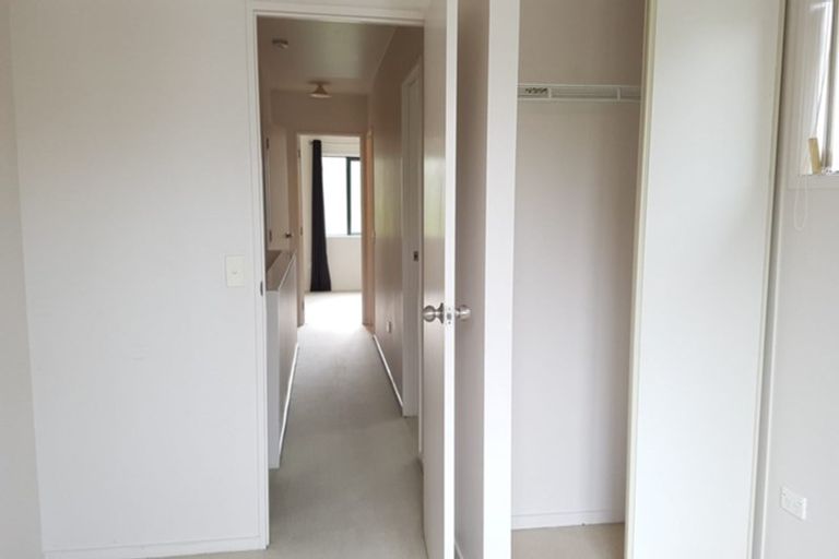 Photo of property in 10/10-26 John Jennings Drive, Oteha, Auckland, 0632