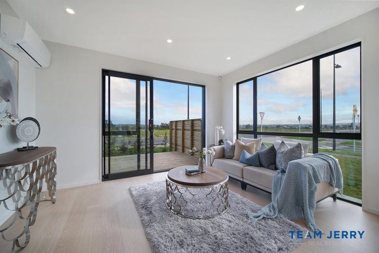 Photo of property in 1 Korowhiti Road, Clarks Beach, 2122