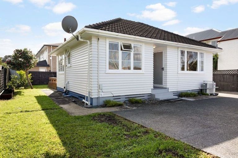 Photo of property in 59 Avondale Road, Avondale, Auckland, 1026