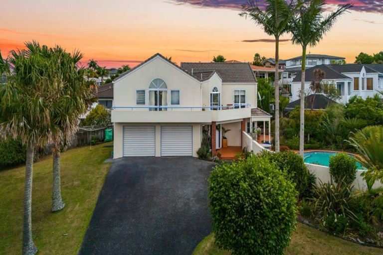 Photo of property in 32 Cherub Place, West Harbour, Auckland, 0618