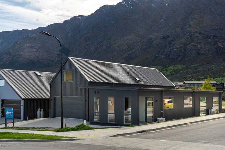 Photo of property in 33 Forage Road, Jacks Point, 9371