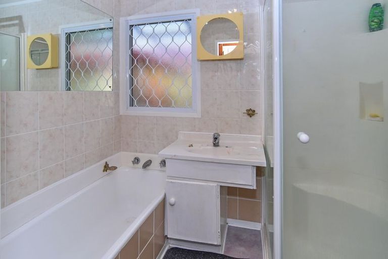 Photo of property in 15 Bundena Place, Clendon Park, Auckland, 2103