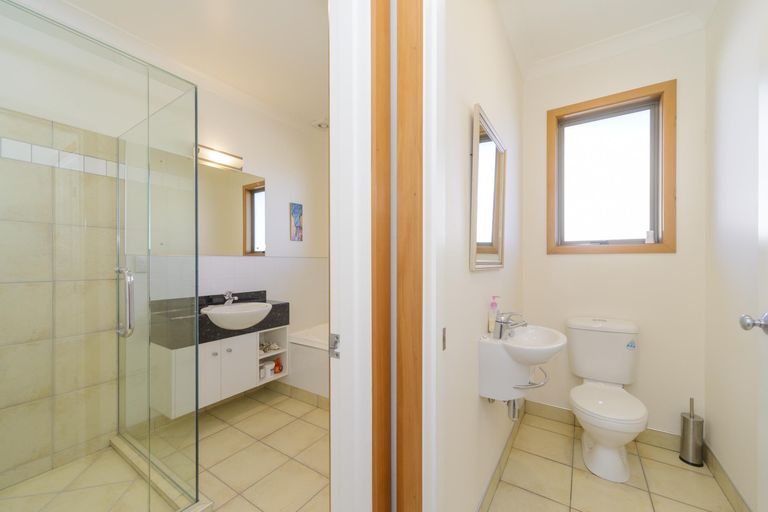 Photo of property in 27 The Strand, Fitzherbert, Palmerston North, 4410