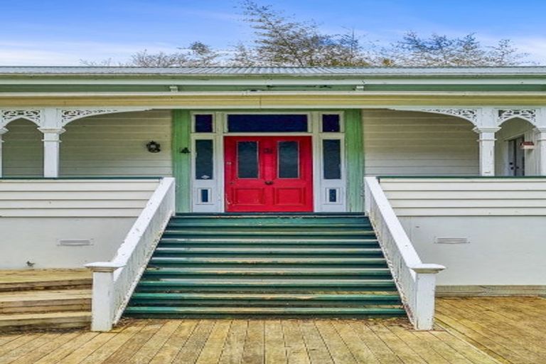 Photo of property in 10 Limmer Place, Browns Bay, Auckland, 0632