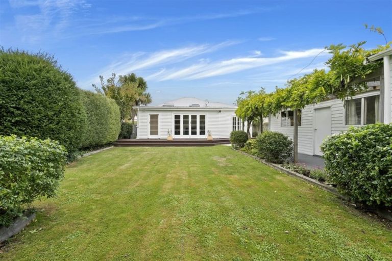 Photo of property in 17 Martin Avenue, Beckenham, Christchurch, 8023