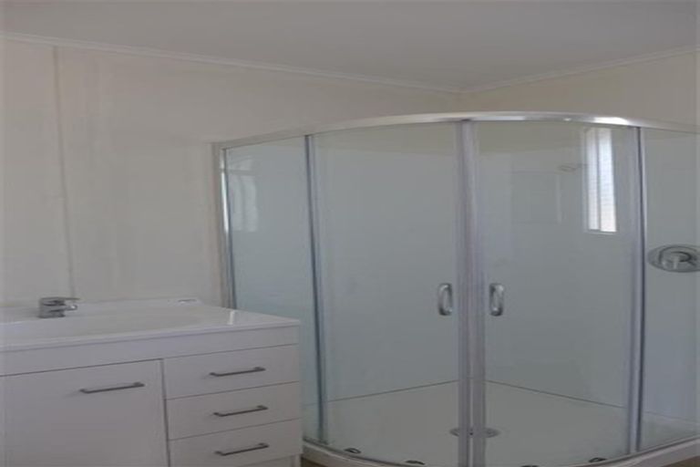 Photo of property in 3 Patts Avenue, Glendene, Auckland, 0602