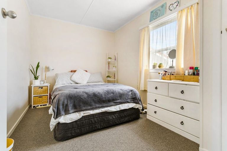 Photo of property in 13 Taikata Road, Te Atatu Peninsula, Auckland, 0610
