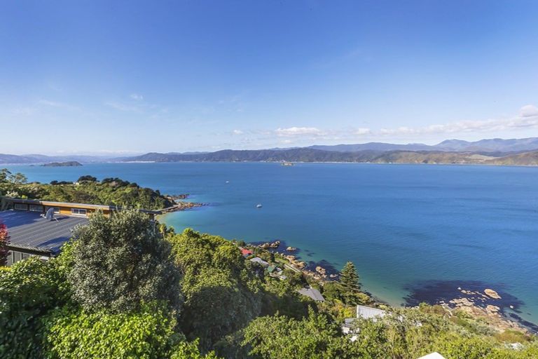 Photo of property in 168 Nevay Road, Karaka Bays, Wellington, 6022