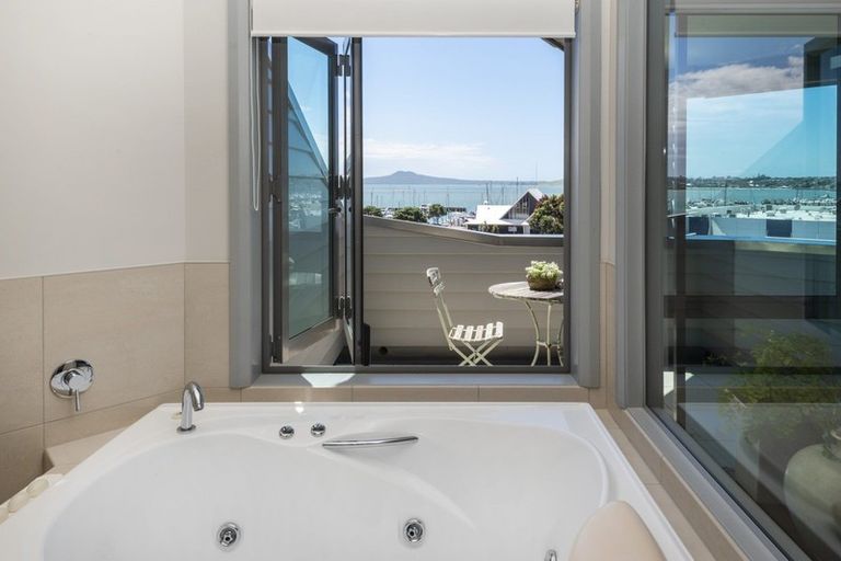 Photo of property in 74 Compass Way, Half Moon Bay, Auckland, 2012