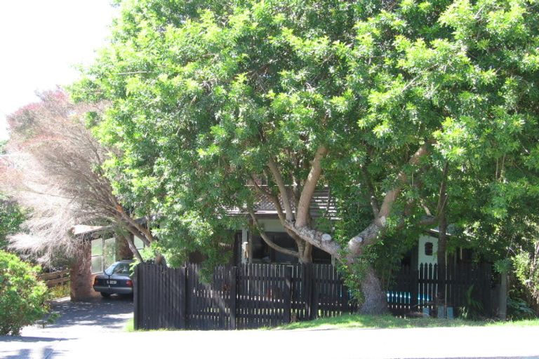 Photo of property in 27 Eastcliffe Road, Castor Bay, Auckland, 0620