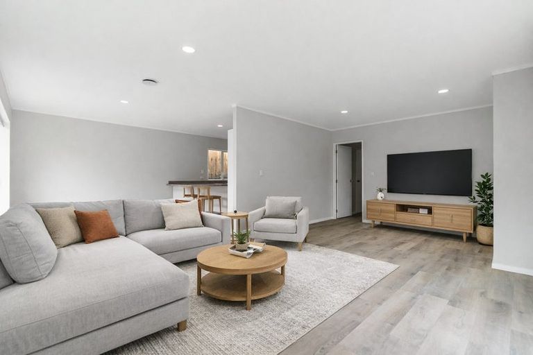 Photo of property in 44 De Havilland Drive, Goodwood Heights, Auckland, 2105