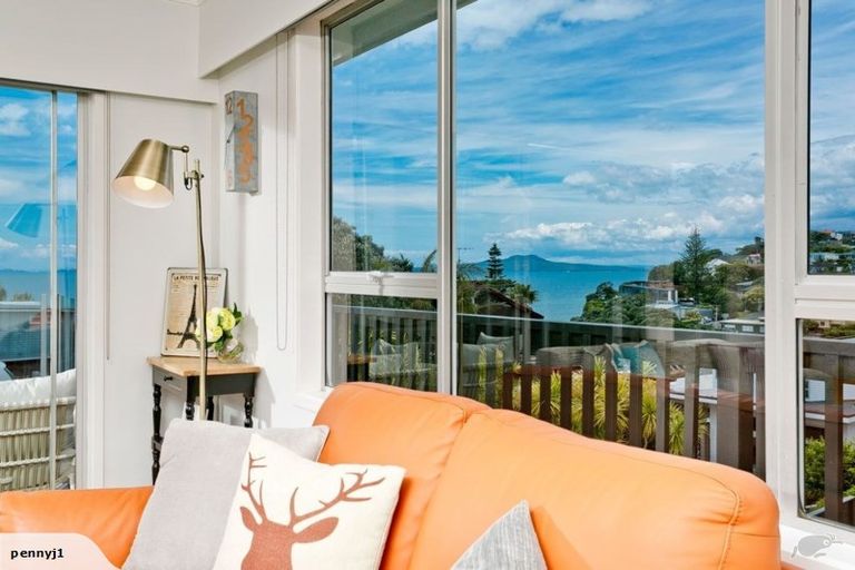 Photo of property in 2/33 Hyde Road, Rothesay Bay, Auckland, 0630