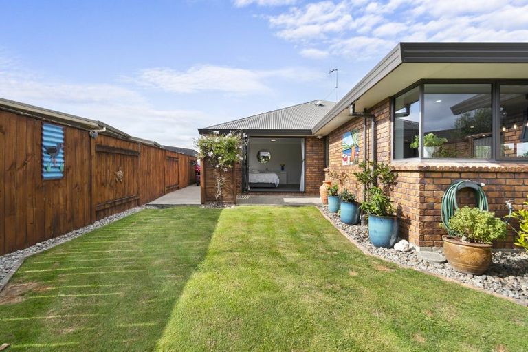 Photo of property in 11 Geneva Terrace, Kelvin Grove, Palmerston North, 4414
