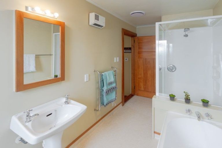 Photo of property in 1 Edge Hill, Mount Victoria, Wellington, 6011