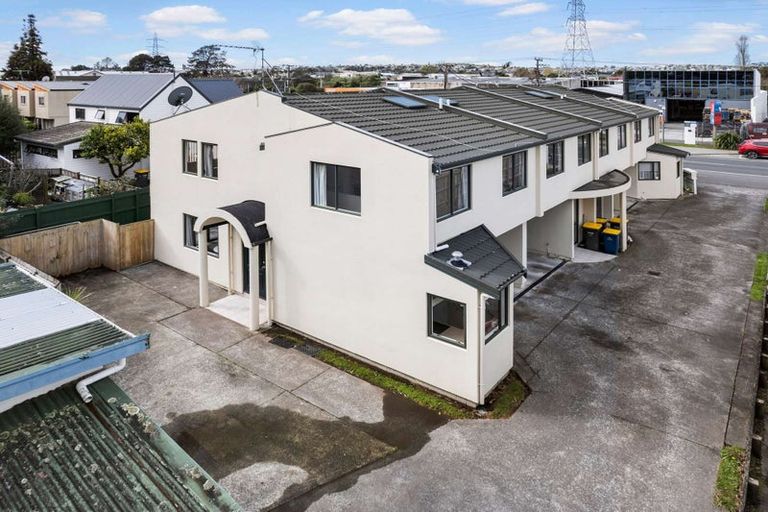Photo of property in 2/89 Portage Road, New Lynn, Auckland, 0600