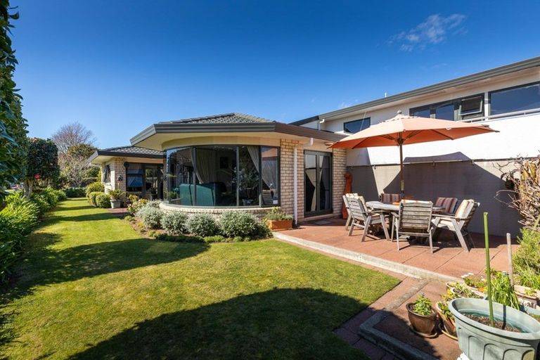 Photo of property in 22 Kinross Drive, Merrilands, New Plymouth, 4312