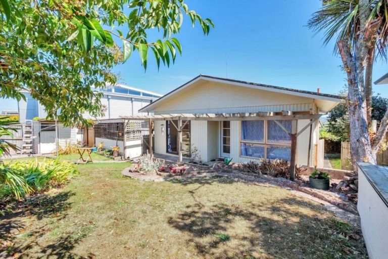 Photo of property in 1/51 Seaview Road, Castor Bay, Auckland, 0620