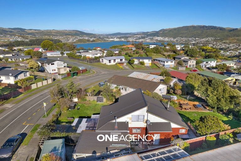 Photo of property in 85 Gloaming Hill, Titahi Bay, Porirua, 5022