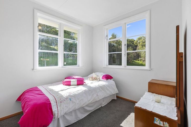 Photo of property in 16 Morgan Place, Tawa, Wellington, 5028