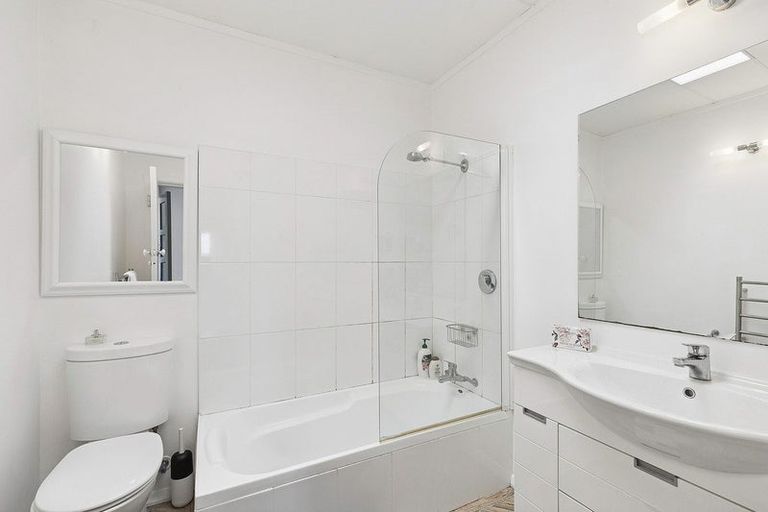 Photo of property in 31 Kiriwai Road, Paremata, Porirua, 5024