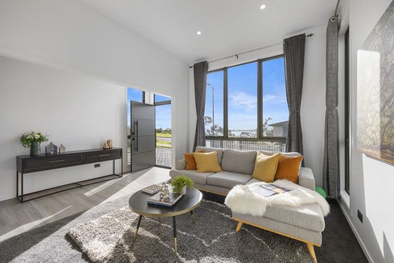 Photo of property in 32 Tahuna Minhinnick Drive, Glenbrook, Waiuku, 2681