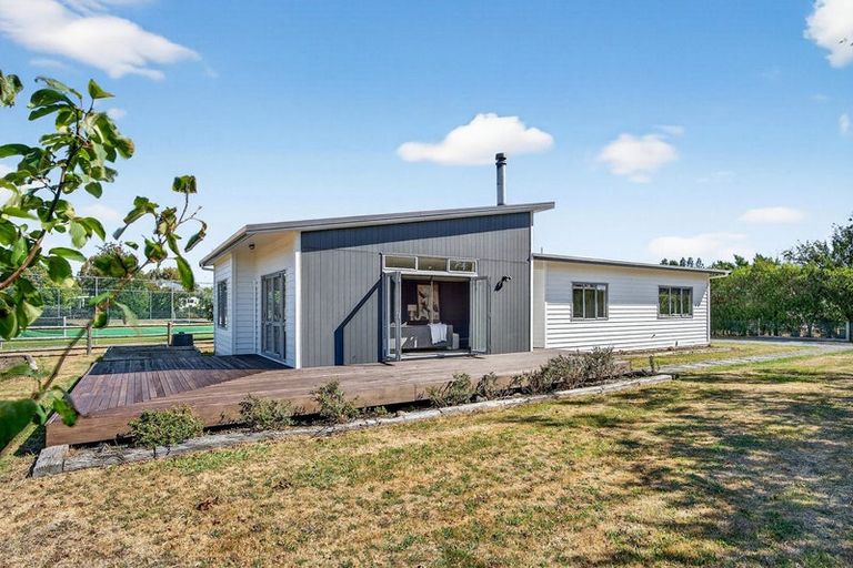 Photo of property in 8 Redwood Lane, Martinborough, 5711
