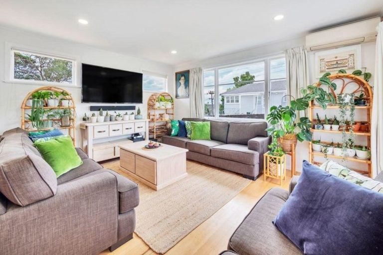 Photo of property in 60 Glen Marine Parade, Glendene, Auckland, 0602