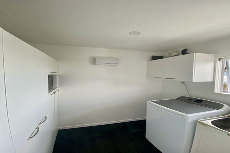 Photo of property in 10 Bill Phillip Place, Clendon Park, Auckland, 2103