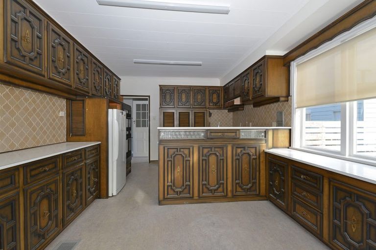 Photo of property in 49 Seaview Road, Paremata, Porirua, 5024