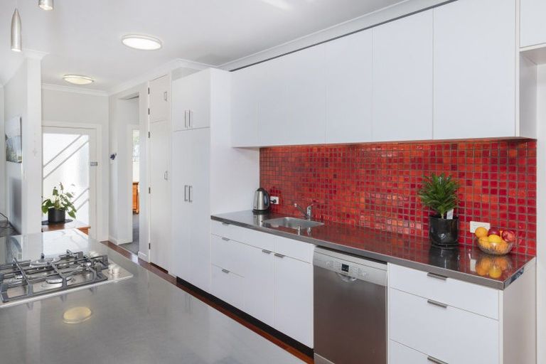 Photo of property in 28 Moana Road, Okitu, Gisborne, 4010