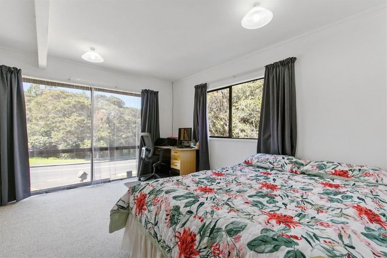 Photo of property in 69 Easton Park Parade, Glenfield, Auckland, 0629