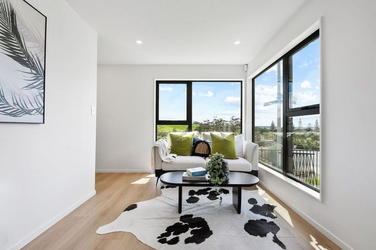 Photo of property in 1/1090 Beach Road, Torbay, Auckland, 0630