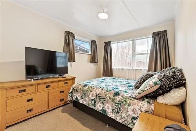 Photo of property in 24 Laura Street, Kelston, Auckland, 0602
