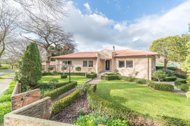 Photo of property in 10 Awatea Terrace, Hokowhitu, Palmerston North, 4410
