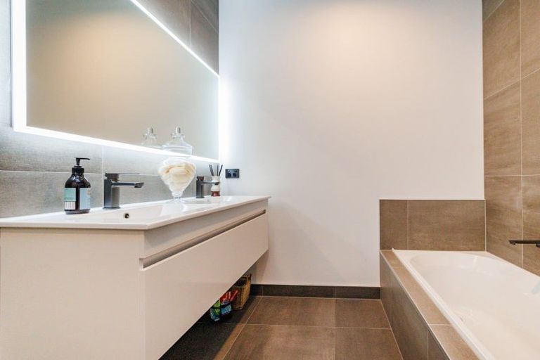 Photo of property in 18a Lincoln Terrace, Hokowhitu, Palmerston North, 4410