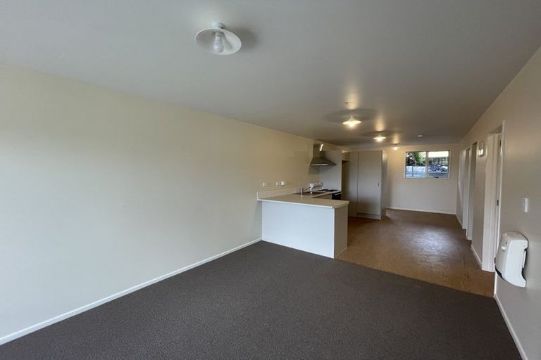 Photo of property in 5/242 Great North Road, Henderson, Auckland, 0612