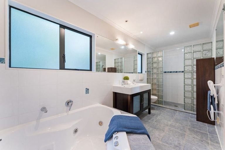 Photo of property in 12b Kimberly Grove, Greenhithe, Auckland, 0632