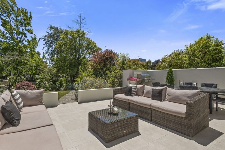 Photo of property in 122 Straven Road, Fendalton, Christchurch, 8014