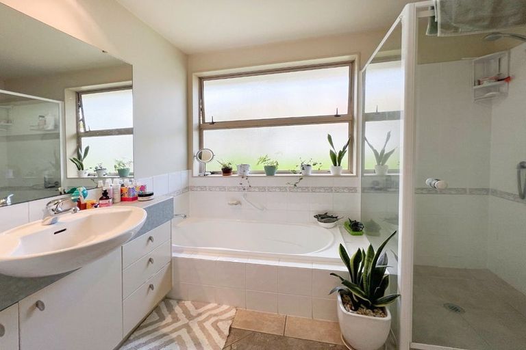 Photo of property in 2/15 Stoneleigh Court, Sunnynook, Auckland, 0632