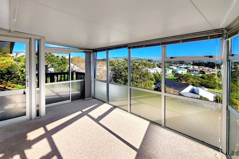 Photo of property in 56 Colchester Crescent, Newlands, Wellington, 6037