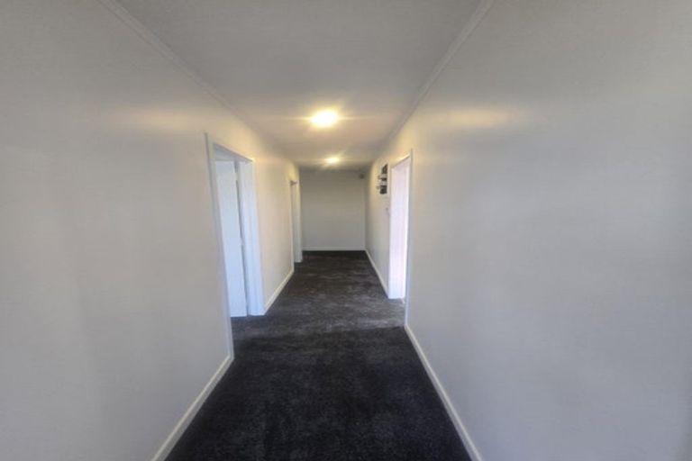 Photo of property in 9 Tatau Way, Te Atatu Peninsula, Auckland, 0610