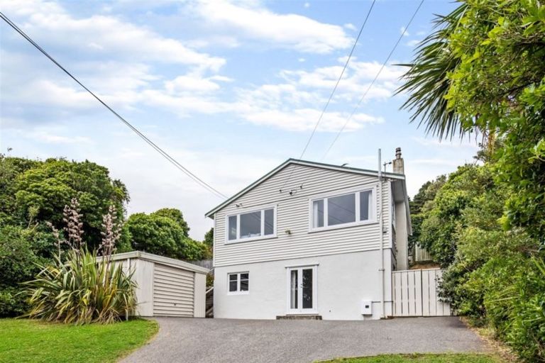 Photo of property in 56 Glanmire Road, Newlands, Wellington, 6037