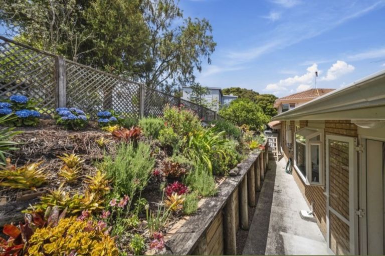 Photo of property in 8 Margaret Henry Crescent, Oteha, Auckland, 0632